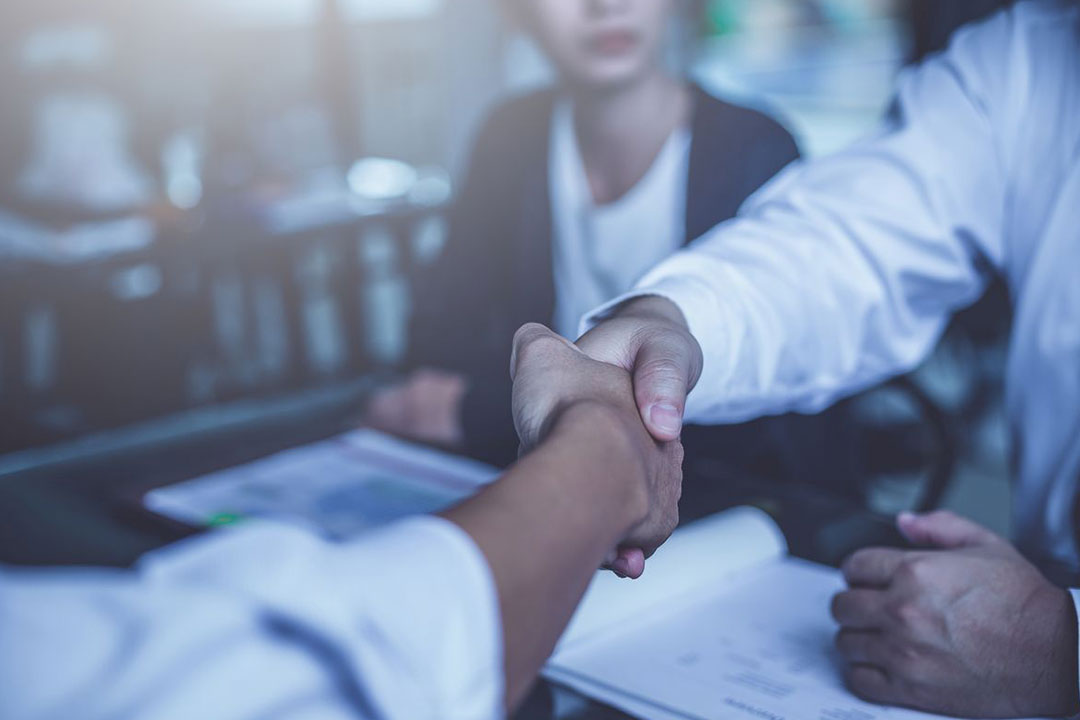Investors get money from investors in the insurance business with the bank, businessman get money concept, bank customers come to negotiate a loan to invest.
